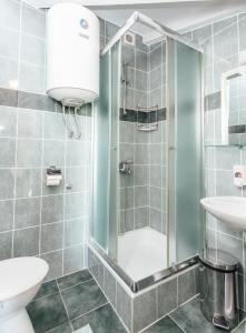 W łazience znajduje się prysznic, toaleta i umywalka. w obiekcie Galija w mieście Herceg Novi