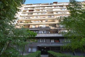 un grande condominio con alberi di fronte di Star apartment a Belgrado