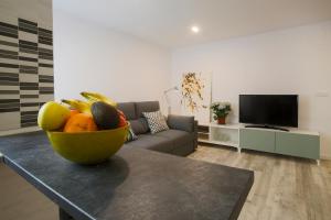 un bol de fruta en una mesa en la sala de estar en Valencia Beach Marina, en Valencia