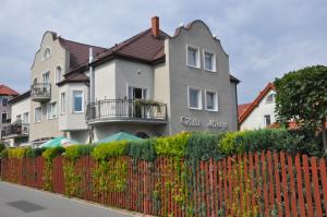 una casa con una valla roja delante de ella en Villa Mirage, en Łeba