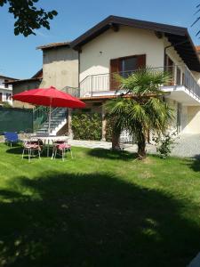 un patio con sillas y sombrillas frente a una casa en campeggio internazionale del sole, en Viverone