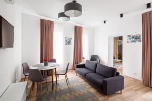 uma sala de estar com um sofá e uma mesa em Apart Hotel Code 10 em Lviv