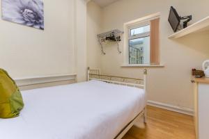 un dormitorio con una cama y una ventana en Brecks Hotel, en Blackpool 19 fotos más