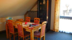 einen Esstisch mit Stühlen und einem Holztisch in der Unterkunft Ferienwohnung Familie Hübner in Lübeck