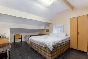 1 dormitorio con 2 camas y armario. en Brecks Hotel, en Blackpool