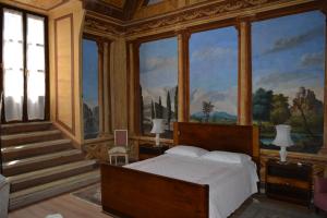 FarneseにあるLa Mongolfiera Del Platonioのベッドルーム1室(ベッド1台付)が備わります。壁には絵画が飾られています。