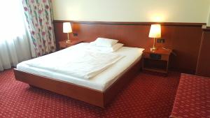 Posteľ alebo postele v izbe v ubytovaní Landhotel Jagdhof + 30 fotografií