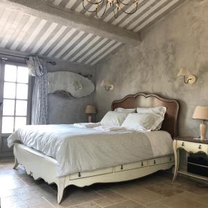 Säng eller sängar i ett rum på Maison Saint Paul avec piscine