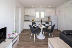 Kuchyň nebo kuchyňský kout v ubytování Luxury Mobile Homes Liza