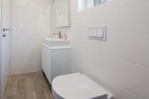 Vonios kambarys apgyvendinimo įstaigoje Luxury Mobile Homes Liza