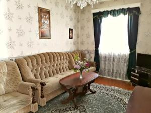 sala de estar con sofá y mesa en Your Getaway Home, en Ereván