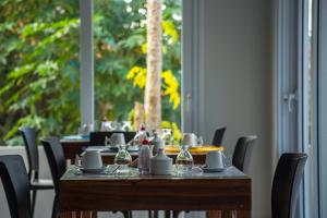 uma mesa com cadeiras e uma mesa com copos em Pousada Renda do Mar em Morro de São Paulo