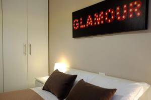 Un dormitorio con una cama con un reloj en la pared. en Filarmonico12, en Verona