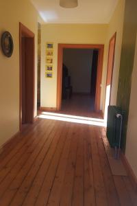ein leeres Zimmer mit Holzboden und einer offenen Tür in der Unterkunft 19 Jasminu street in Jūrmala
