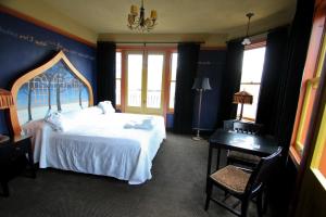 Säng eller sängar i ett rum på McMenamins Crystal Hotel