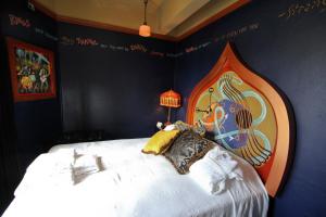 Postel nebo postele na pokoji v ubytování McMenamins Crystal Hotel