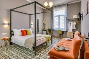 pokój hotelowy z łóżkiem i kanapą w obiekcie Mosaic w Chanii
