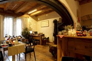 A restaurant or other place to eat at Maison Bondaz & SPA privé