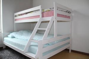 Litera blanca con escalera en una habitación en Appartement Ledeberg, en Gante