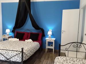 sypialnia z 2 łóżkami i niebieskimi ścianami w obiekcie Vento d'Estate w Trieście