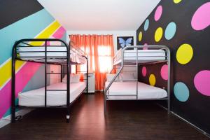 Postel nebo postele na pokoji v ubytování South Beach Rooms and Hostel