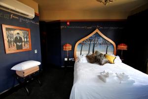 Postel nebo postele na pokoji v ubytování McMenamins Crystal Hotel