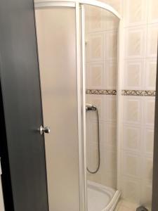 y baño con ducha y puerta de cristal. en Lisbon Woods House II, en Lisboa