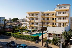 Blick auf ein Gebäude mit Pool in der Unterkunft Trianta Hotel Apartments in Ialyssos