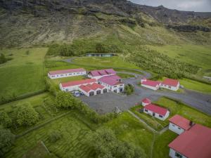 une vue aérienne sur une ferme aux toits rouges dans l'établissement Klettasel, à Hof