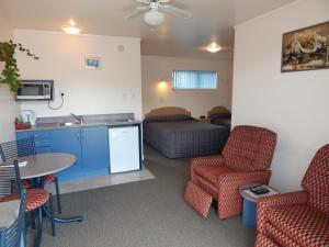 Habitación con cocina y sala de estar. en Avenue Heights Motel, en Whangarei