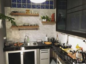 eine Küche mit Spüle und Arbeitsplatte in der Unterkunft TANA CASA 12 Large Sathorn 6BR Townhome with Parking in Bangkok