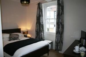 1 dormitorio con cama y ventana en The Pack Horse en Louth