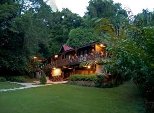 a house with lights on the side of a yard at Platon Ecolodge in Santa Cruz de Barahona