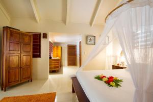 Un pat sau paturi într-o cameră la Erakor Island Resort & Spa