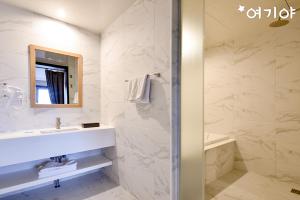 Koupelna v ubytování Blanc Business Hotel