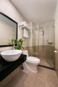y baño con aseo, lavabo y ducha. en Serenity Diamond Hotel, en Hanói