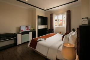 Μια τηλεόραση ή/και κέντρο ψυχαγωγίας στο Serenity Diamond Hotel