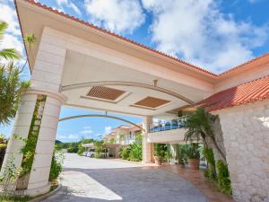 un ingresso a una casa con arco di Ishigaki Resort Hotel a Isola di Ishigaki