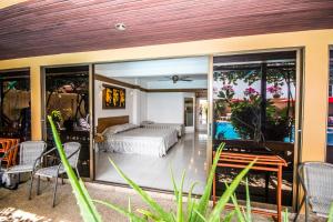 พื้นที่นั่งเล่นของ Bougainvillea Terrace House