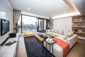 sala de estar amplia con sofá y TV en Top Glory Ocean one GORIOLE, Shanghai, en Shanghái