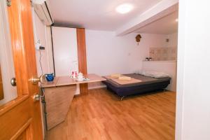 皮蘭的住宿－Fri Apartment，一间设有床铺和书桌的房间