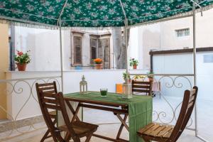 Una mesa y sillas en un patio con una carpa. en Il Tempo Ritrovato - Locazione ad uso turistico, en Palermo 54 fotos más