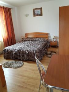 A bed or beds in a room at Hotel Floare de Colt