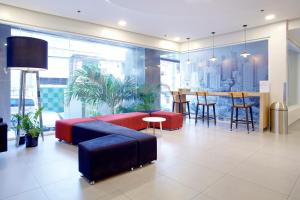 Seating area sa Red Planet Makati Avenue Manila +20 photo
