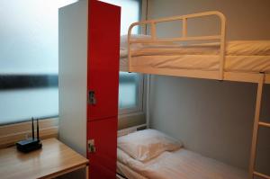 YaKorea Hostel Gangnam tesisinde bir ranza yatağı veya ranza yatakları