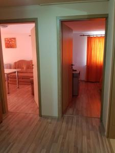 Hotel Floare de Colt في Teiuş: ممر مفتوح مع غرفة معيشة وغرفة طعام