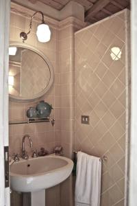 un baño con lavabo y espejo en La Casa Di Giorgia, en Portovenere
