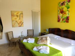 a bedroom with a bed with towels on it at Etna Vintage in Linguaglossa