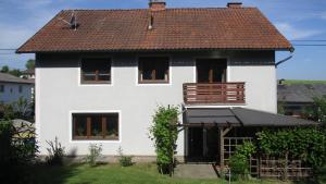 a white house with a brown roof at Wohnung in Haiding/Wels in Haiding