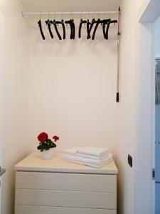 Habitación con tocador y estante con toallas en gHome, en Castellanza